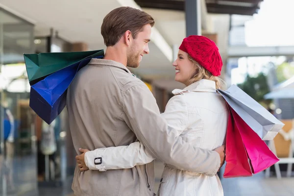 Coppia con borse shopping — Foto Stock