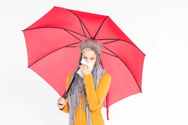 Frau pustet sich mit einem Tuch die Nase aus — Stockfoto