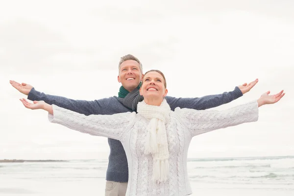 Casal de pé com os braços abertos — Fotografia de Stock