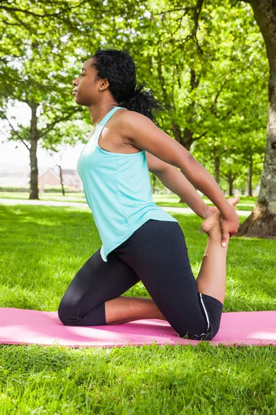 Yoga yapan genç kadın. — Stok fotoğraf