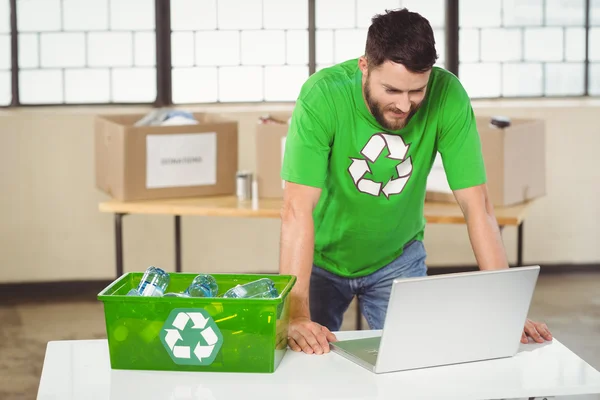 Man werkt op Laptop in Office — Stockfoto