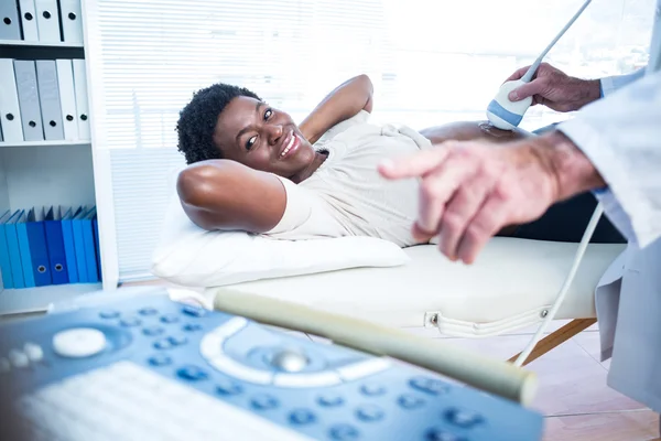 Doktor zobrazující výsledky ultrazvuku k ženě — Stock fotografie