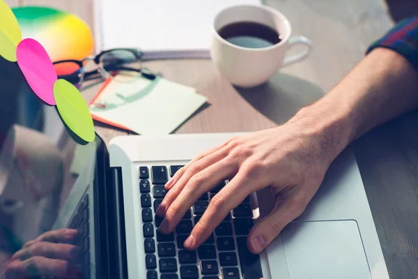 Cropped hand working on laptop — Stock Photo, Image