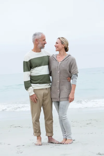 Man en vrouw op strand — Stockfoto