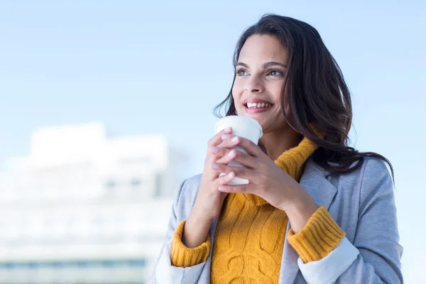 Hermosa mujer bebiendo un café — Foto de Stock