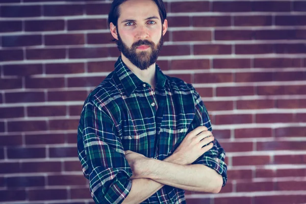 Serio uomo fiducioso con le braccia incrociate — Foto Stock