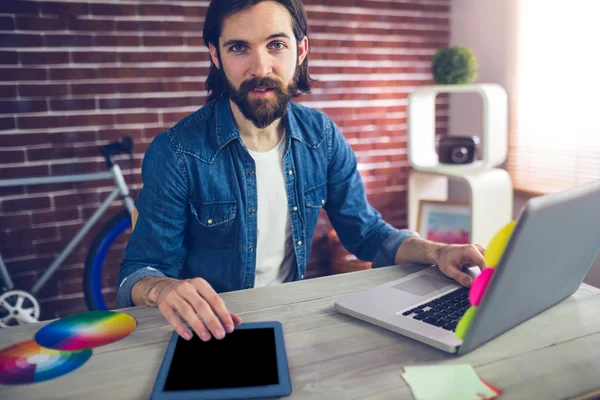 Geschäftsmann mit Grafik-Tablet — Stockfoto