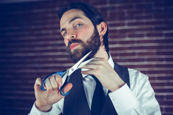 Muž stříhání vousů s nůžkami — Stock fotografie