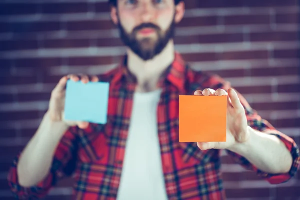 Man holding adhesive notes — Stock Photo, Image