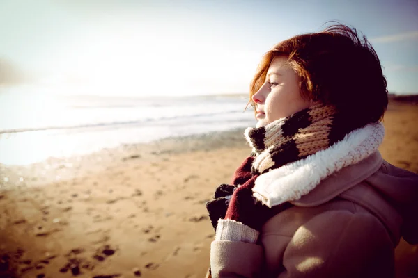 Slim woman looking at the sea — Stock Photo, Image