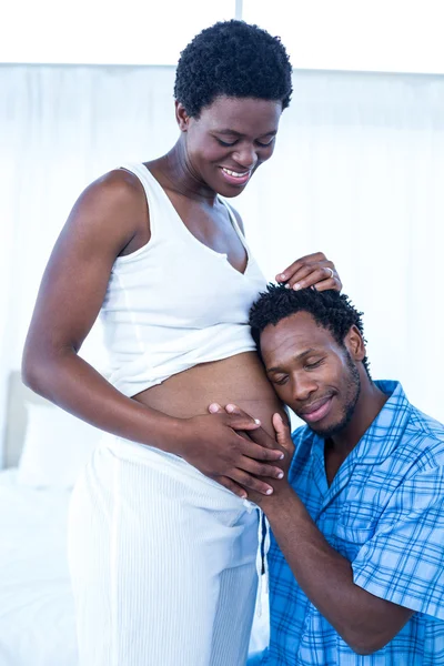 Муж слушает беременную жену живота — стоковое фото