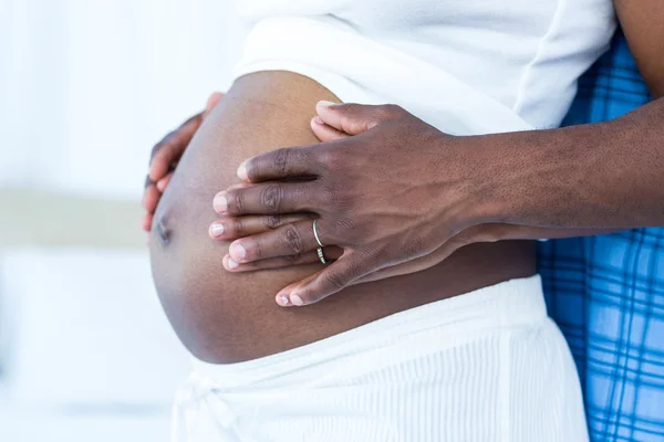 Man vidrör magen av gravida fru — Stockfoto