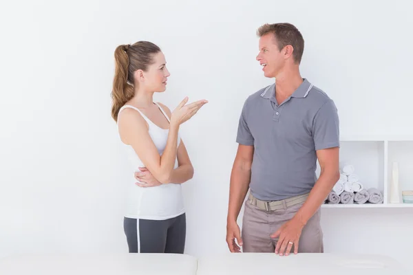 Doctor talking to patient — Stock Photo, Image