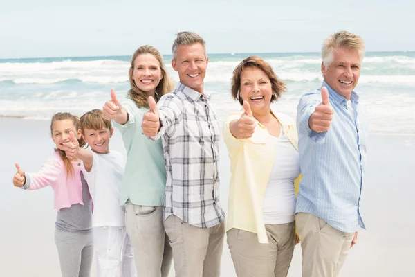 Famille multi génération à la plage — Photo