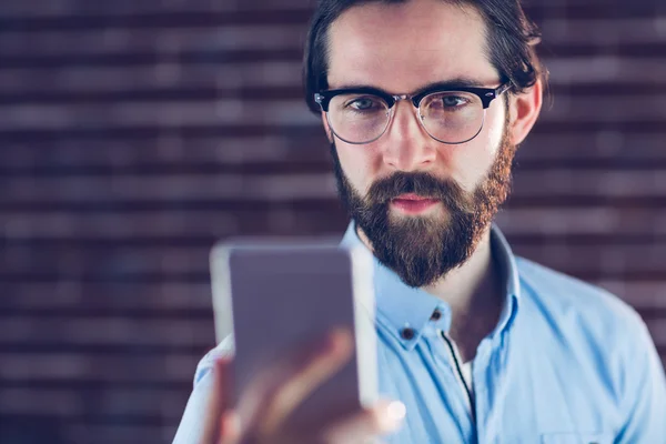 Vertrouwen hipster bedrijf cellphone — Stockfoto