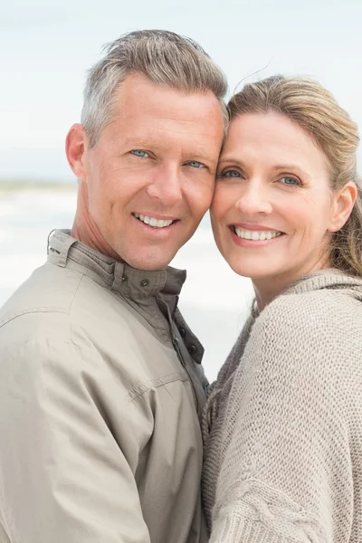 Glückliches Paar, das einander hält — Stockfoto