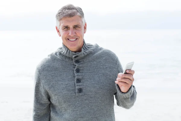 Uomo con telefono in spiaggia — Foto Stock