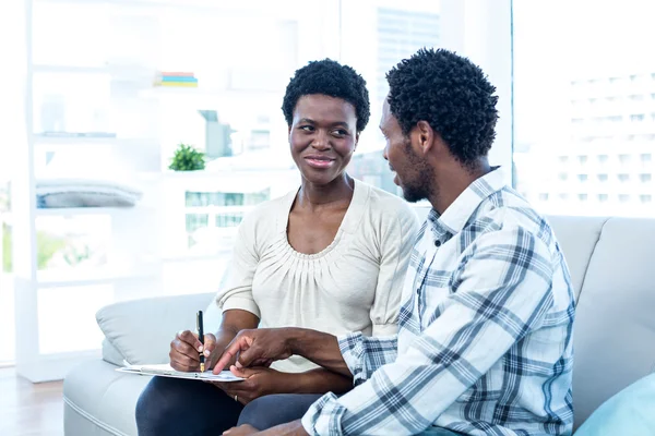 Man praten met zwangere vrouw — Stockfoto