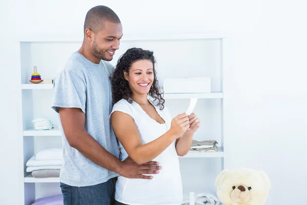 Jeune couple debout dans la chambre — Photo