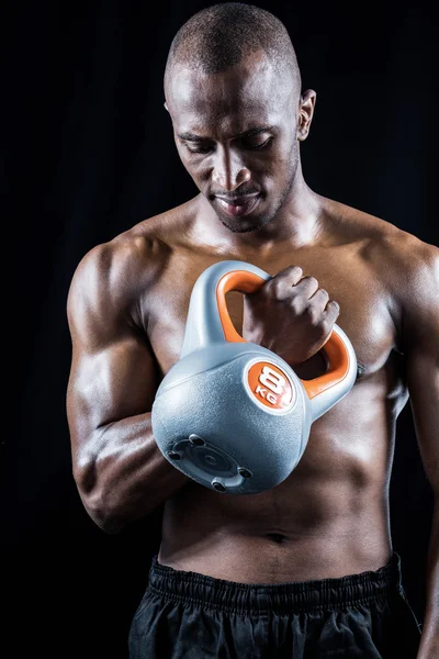 Hombre musculoso haciendo ejercicio con kettlebell —  Fotos de Stock