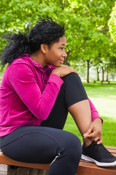 Fit femme assise sur le banc — Photo