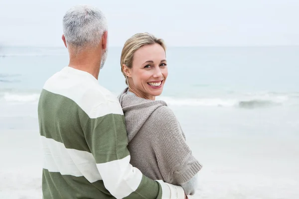 Vrouw knuffelen partner bij strand — Stockfoto