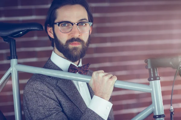 Hipster serio llevando bicicleta —  Fotos de Stock