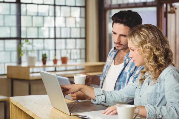 Donna che discute con collega maschio — Foto Stock