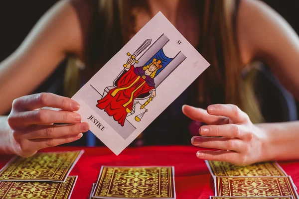 Μάντισσα χρησιμοποιώντας κάρτα Ταρώ — Φωτογραφία Αρχείου