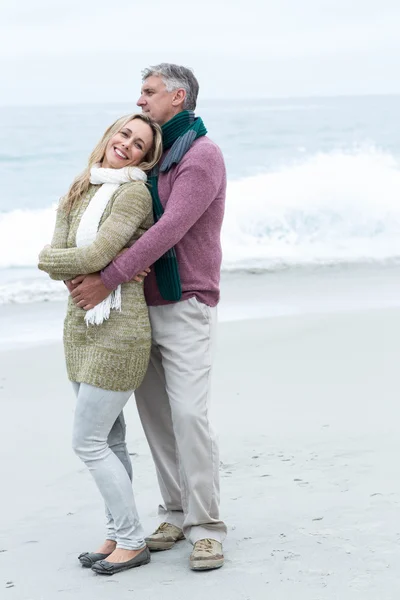 夫妇互相拥抱在海滩 — 图库照片