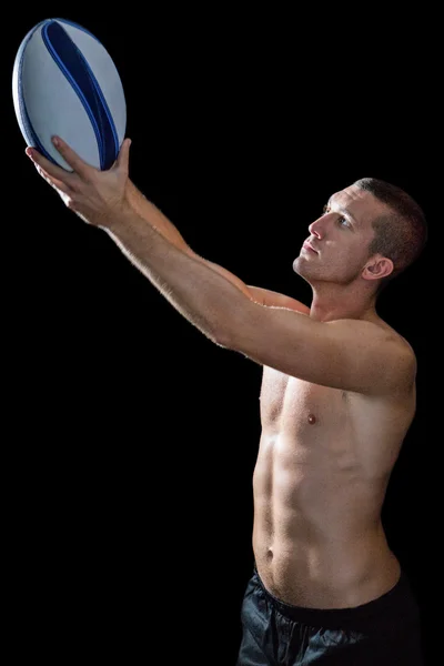 Без сорочки спортивний гравець тримає м'яч — стокове фото