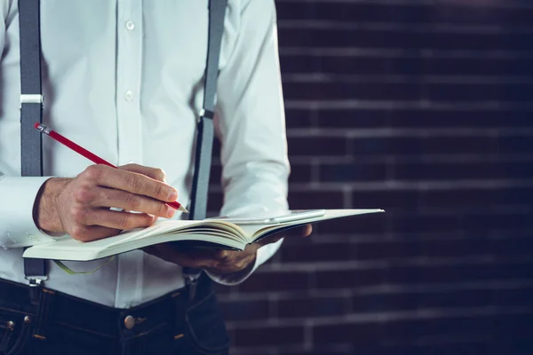 Hombre de negocios planificación con libro en la oficina — Foto de Stock