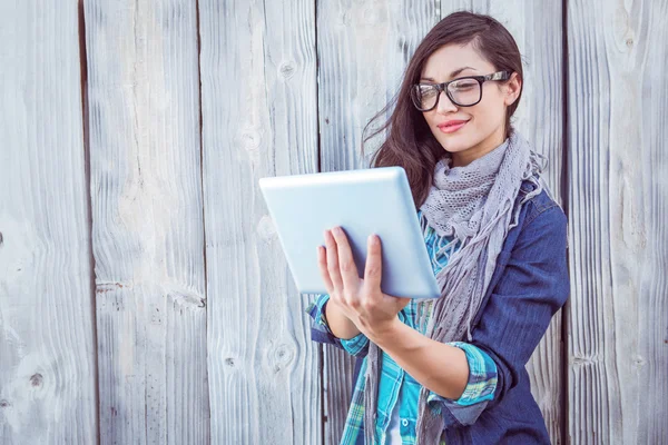 Gelukkig hipster houden een tablet pc — Stockfoto