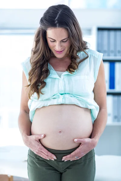 Mulher grávida tocando barriga — Fotografia de Stock