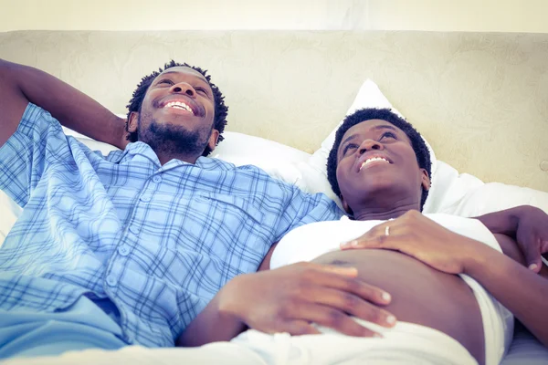 Sonrientes marido y mujer — Foto de Stock