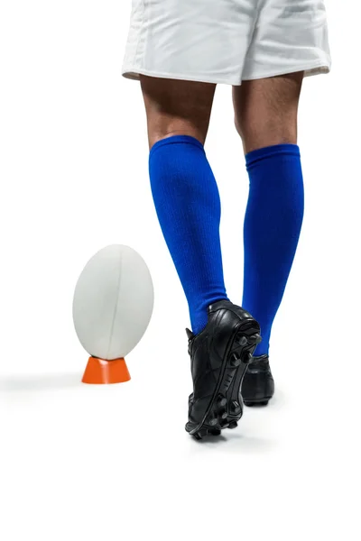 Rugbyspelare kommer för att sparka bollen — Stockfoto