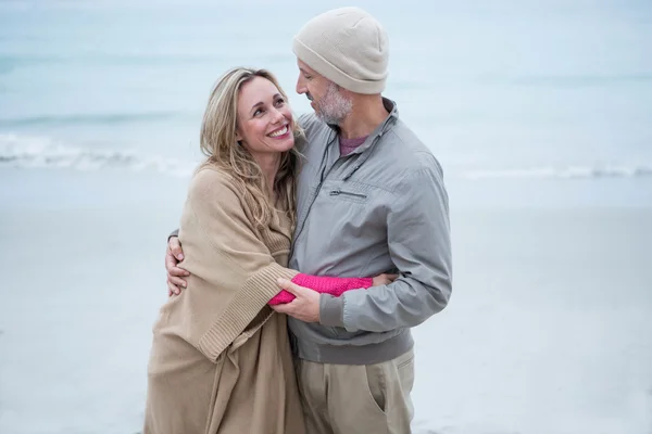 Coppia che cammina insieme in spiaggia — Foto Stock