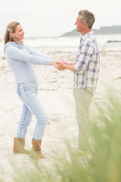 Leende paret sitter vid stranden — Stockfoto