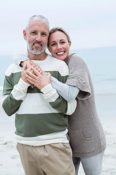 情侣在海滩拥抱 — 图库照片