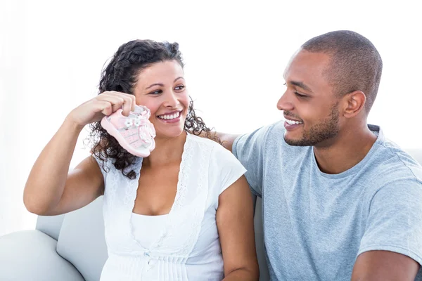 Woman showing baby footwear to husband — Stock Photo, Image