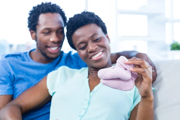 Couple regardant des chaussures de bébé — Photo