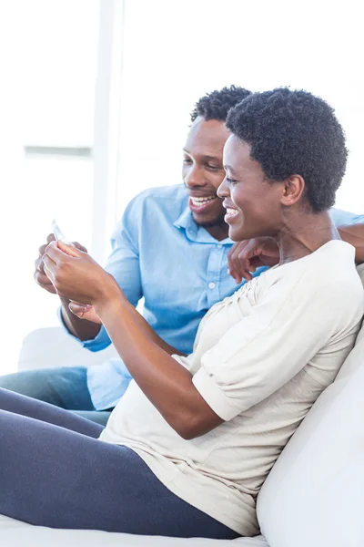 Pareja sonriendo mientras mira la foto —  Fotos de Stock