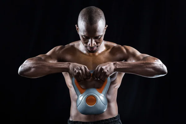 Gespierde man uitoefenend met kettlebell — Stockfoto