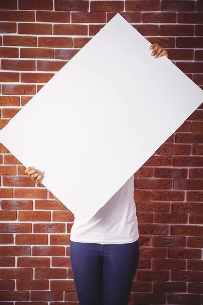 Mulher segurando um quadro branco — Fotografia de Stock