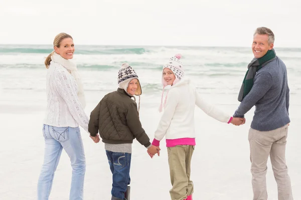 Famille profiter de la journée à la plage — Photo