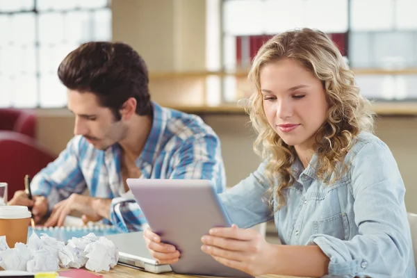 Kvinna som håller digital tablett — Stockfoto