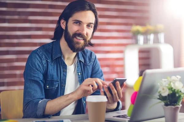 Kreativer Geschäftsmann mit Smartphone — Stockfoto