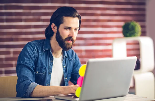 Homem de negócios criativo usando laptop — Fotografia de Stock