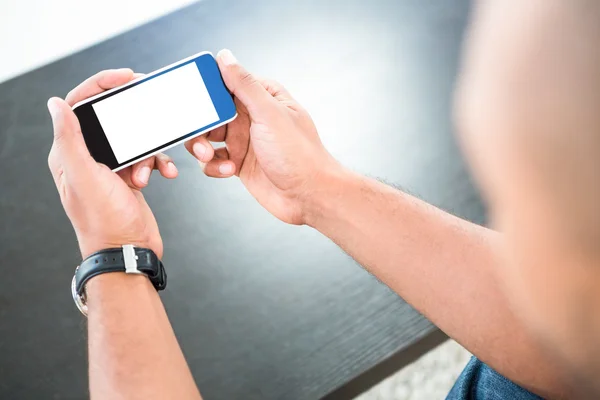 Hombre mirando Smartphone — Foto de Stock