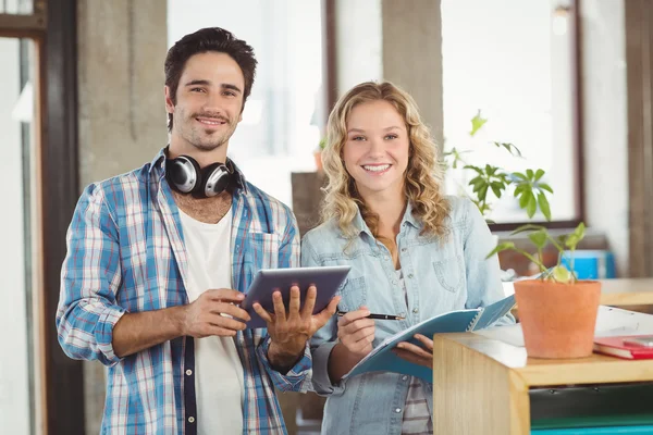 Gente de negocios sosteniendo tableta digital —  Fotos de Stock